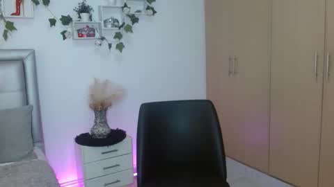 Snapshot of miiaa_k chatting on April 27, 9:40 am miiaa_k online show from April 27, 9:40 am