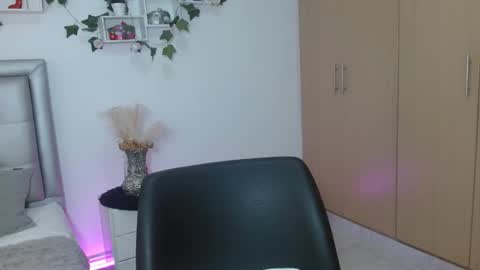 Snapshot of miiaa_k chatting on May 5, 8:55 am miiaa_k online show from May 5, 8:55 am