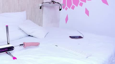 miiaa_m online show from March 29, 7:25 pm