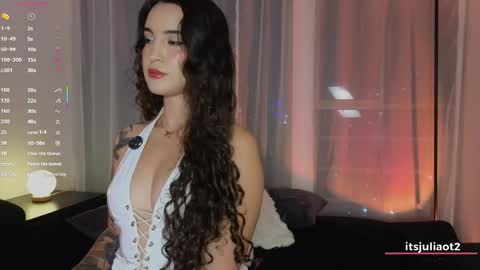 Snapshot of miissjulia chatting on April 25, 12:35 am online show from April 25, 12:35 am