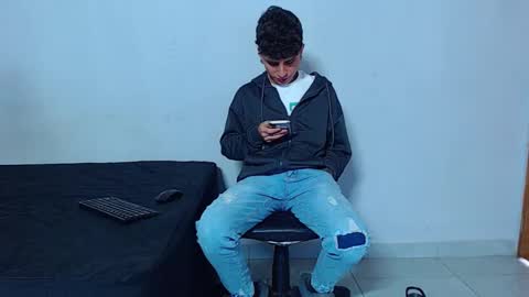 Snapshot of mike777jr chatting on February 25, 2:27 pm Mike IMDEPENDIENT MODEL online show from February 25, 2:27 pm