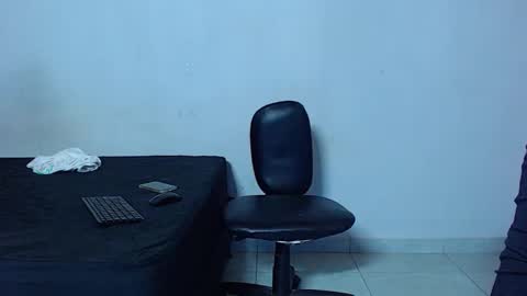 Snapshot of mike777jr chatting on February 26, 2:32 am Mike IMDEPENDIENT MODEL online show from February 26, 2:32 am