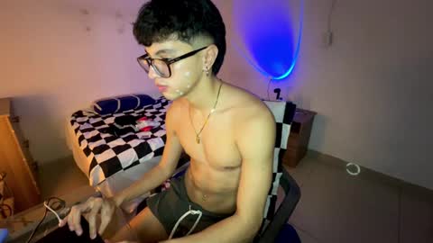Snapshot of mike_pineapple chatting on October 7, 3:47 am Mike Pineapple online show from October 7, 3:47 am