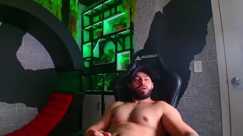 Snapshot of mikeblare chatting on January 7, 1:06 am Mike Blare online show from January 7, 1:06 am