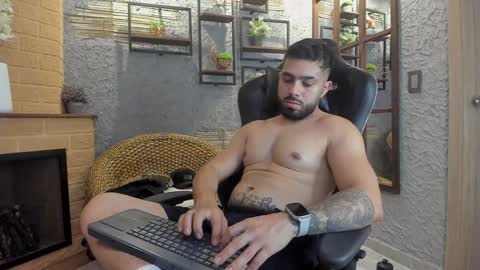 Snapshot of mikeblare chatting on January 31, 7:51 pm Mike Blare online show from January 31, 7:51 pm