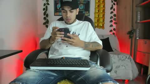 Snapshot of mikee_scooth chatting on January 7, 3:46 am mikee_scooth online show from January 7, 3:46 am