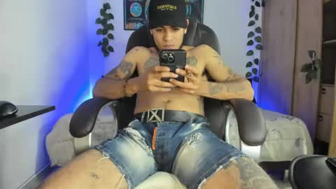 Snapshot of mikee_scooth chatting on February 17, 5:14 am mikee_scooth online show from February 17, 5:14 am