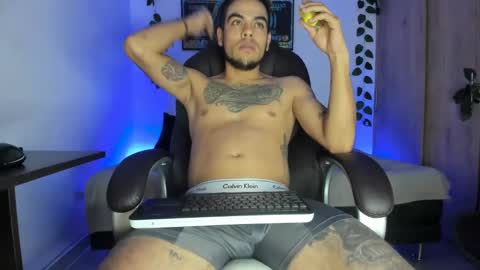 Snapshot of mikee_scooth chatting on March 11, 7:04 am mikee_scooth online show from March 11, 7:04 am