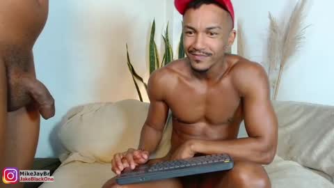 Snapshot of mikejaybr chatting on December 4, 4:43 am Mike Jay online show from December 4, 4:43 am