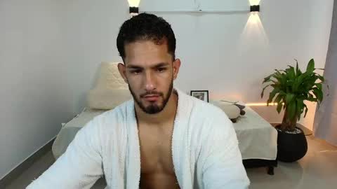 Snapshot of mikethomson01 chatting on May 27, 12:29 am Mike online show from May 27, 12:29 am
