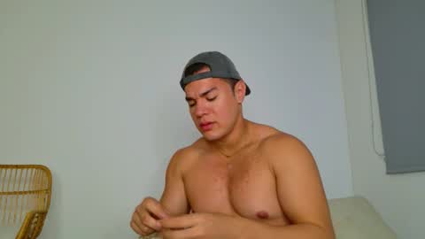 Snapshot of mikevikingo chatting on February 17, 11:18 am mikevikingo online show from February 17, 11:18 am