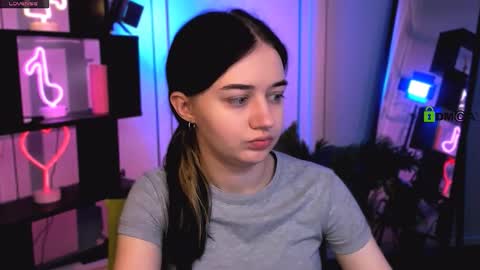 miki_ti online show from December 16, 5:45 am