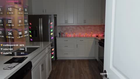 Snapshot of mikmagik chatting on December 15, 1:57 am Mikaylah online show from December 15, 1:57 am