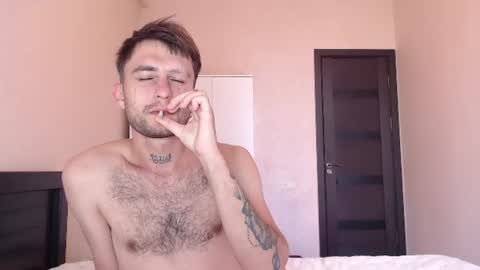 Snapshot of mikw63 chatting on August 5, 5:32 am Sin online show from August 5, 5:32 am