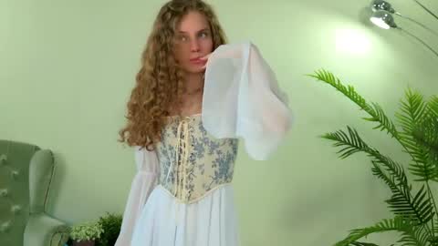 Snapshot of mila_stain chatting on May 7, 5:24 am Mila online show from May 7, 5:24 am