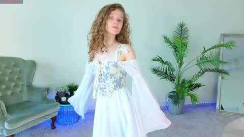 Snapshot of mila_stain chatting on May 26, 7:26 am Mila online show from May 26, 7:26 am