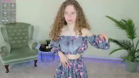 Snapshot of mila_stain chatting on June 12, 7:40 am Mila online show from June 12, 7:40 am