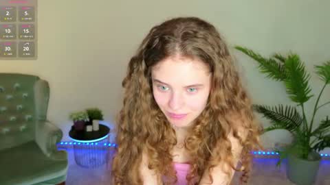 Snapshot of mila_stain chatting on June 14, 7:32 am Mila online show from June 14, 7:32 am