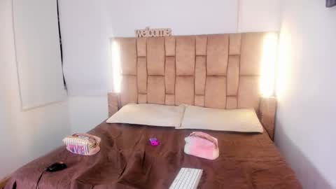 Snapshot of milaa__rosee chatting on February 20, 6:26 am Mila online show from February 20, 6:26 am