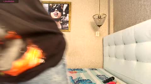 miladiosa online show from December 17, 12:11 pm