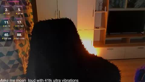 Snapshot of milanafox_ chatting on February 25, 8:07 pm Lana online show from February 25, 8:07 pm