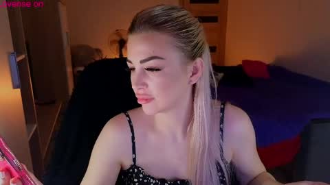 Snapshot of milanafox_ chatting on May 30, 10:40 pm Lana online show from May 30, 10:40 pm