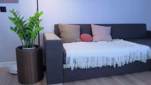 milanakowall online show from February 3, 6:22 am