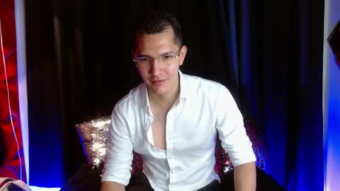 milandavid1 online show from April 18, 5:39 pm