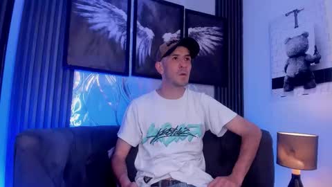 Snapshot of milanwhite_ chatting on February 23, 11:40 am MILAN online show from February 23, 11:40 am