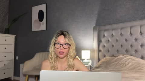 Mila online show from April 14, 6:25 pm