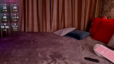 Mia online show from April 9, 3:06 pm