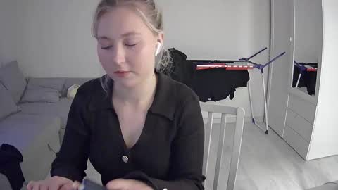 Milena new nonude shy blonde natural online show from May 9, 6:57 pm