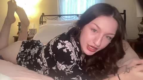 Snapshot of miley_monroee chatting on February 16, 11:16 pm miley_monroee online show from February 16, 11:16 pm