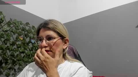 Snapshot of milf_bigboooty chatting on December 3, 12:02 am kassandra online show from December 3, 12:02 am