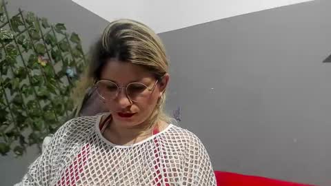 Snapshot of milf_bigboooty chatting on December 5, 3:04 am kassandra online show from December 5, 3:04 am