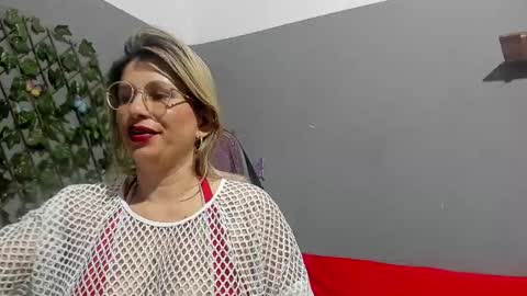 Snapshot of milf_bigboooty chatting on December 5, 6:10 am kassandra online show from December 5, 6:10 am