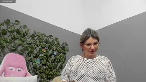 Snapshot of milf_bigboooty chatting on December 8, 7:54 pm kassandra online show from December 8, 7:54 pm
