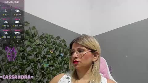 Snapshot of milf_bigboooty chatting on December 10, 3:09 am kassandra online show from December 10, 3:09 am