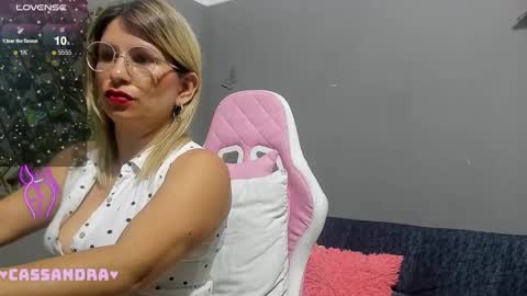 Snapshot of milf_bigboooty chatting on December 10, 6:11 am kassandra online show from December 10, 6:11 am