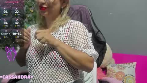 Snapshot of milf_bigboooty chatting on December 15, 4:18 am kassandra online show from December 15, 4:18 am