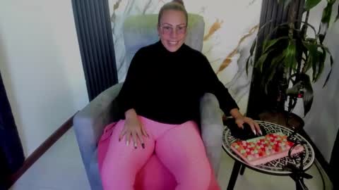 Snapshot of milf_brend chatting on February 6, 9:29 pm Milf Brend online show from February 6, 9:29 pm