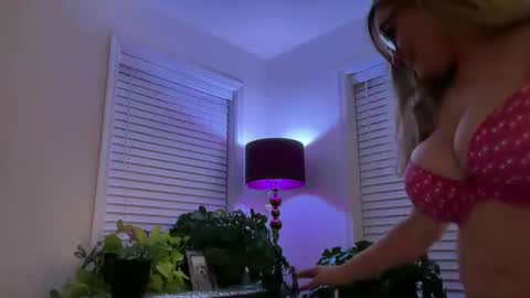 MIlf Goddess online show from September 25, 7:23 am