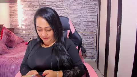 Snapshot of milf_julianna chatting on May 6, 10:26 pm Julianna online show from May 6, 10:26 pm