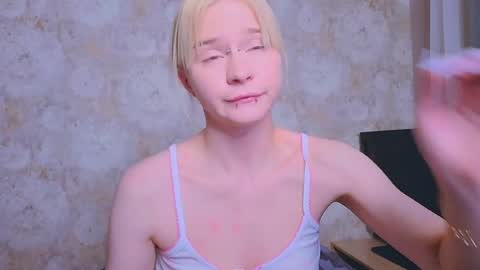 Snapshot of miliameow chatting on May 31, 7:37 pm Milia online show from May 31, 7:37 pm