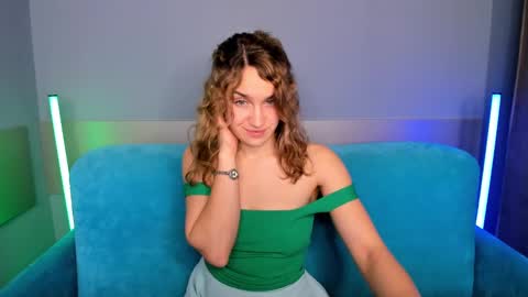 milkablond online show from January 15, 7:05 am