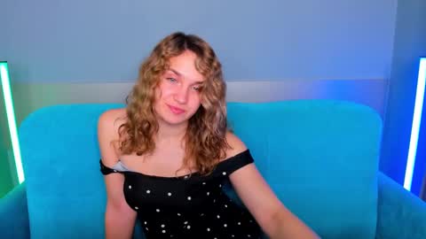 milkablond online show from February 4, 4:15 am