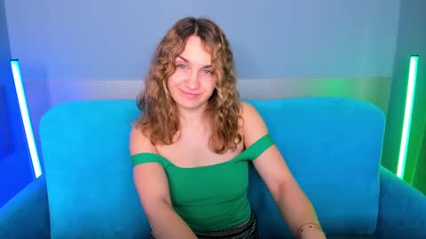 milkablond online show from February 17, 7:04 am