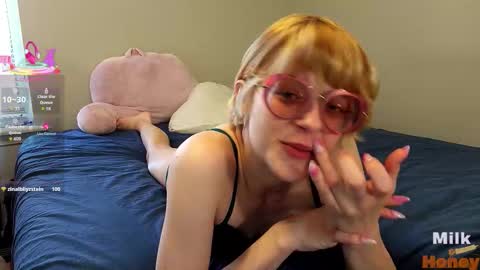 MilkandHoney online show from March 3, 10:48 pm