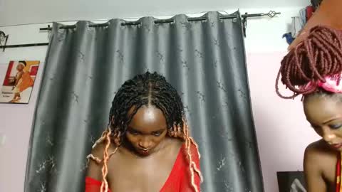 Snapshot of milkmint_ chatting on February 19, 3:35 am Softluxe online show from February 19, 3:35 am