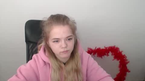 Snapshot of millaloveli chatting on February 19, 8:10 am millaloveli online show from February 19, 8:10 am